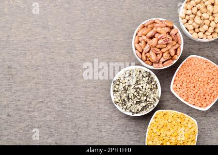 Vue de dessus de haricots non cuits et de lentilles dans un bol Banque D'Images