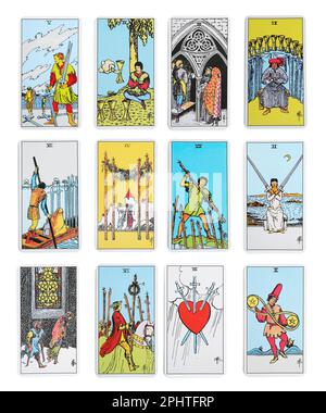 Jeu avec différentes cartes de tarot sur fond blanc Banque D'Images