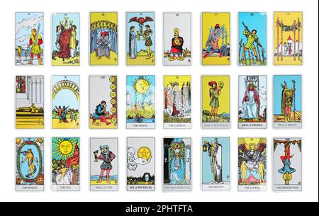 Jeu avec différentes cartes de tarot sur fond blanc Banque D'Images