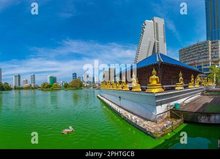 Statues de bouddha d'or au temple bouddhiste Gangarama Seema Malakaya à Colombo, Sri Lanka. Banque D'Images