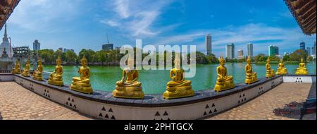 Statues de bouddha d'or au temple bouddhiste Gangarama Seema Malakaya à Colombo, Sri Lanka. Banque D'Images