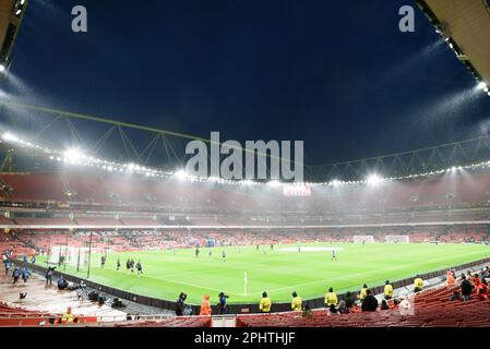 Vue générale de l'intérieur du terrain avant le quart de finale de l'UEFA Womens Champions League entre l'Arsenal FC et le FC Bayern Munich au stade Emirates de Londres, en Angleterre. (Sven Beyrich/SPP) crédit: SPP Sport Press photo. /Alamy Live News Banque D'Images