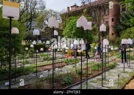 MILAN, ITALIE - avril 2018 : l'installation transforme le jardin botanique de Brera en une ville verte, au cours de la semaine de conception. Exposition House in motion. Banque D'Images