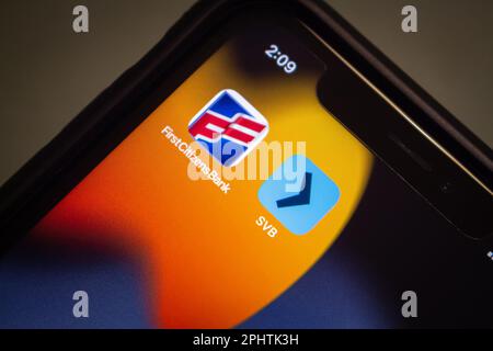 Icônes de First Citizens Bank (First Citizens BancShares) et de Silicon Valley Bank (SVB) sur iPhone. Les premiers citoyens ont annoncé avoir acquis SVB en mars 2023 Banque D'Images