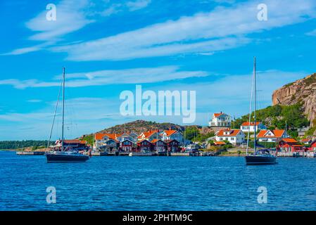 Vue sur le bord de mer du village suédois Fjällbacka. Banque D'Images