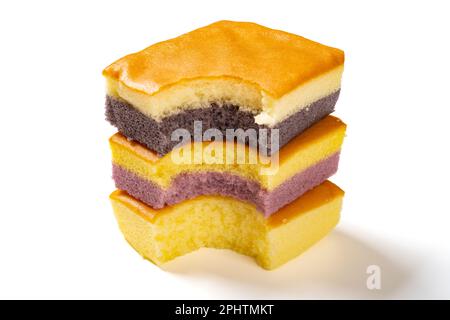 angle view biscuit saveur de fromage et patate douce mélangé avec saveur de citrouille et millet mélange de riz noir saveur de gâteaux éponge sur blanc Banque D'Images