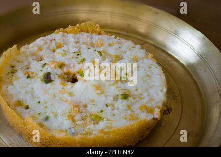 Ghewar ou ghevar est un doux traditionnel du rajasthan. Il est fait de lait, de farine, de ghee et de sucre. Séchez les fruits et la crème malais sur le dessus. Il est servi en br Banque D'Images