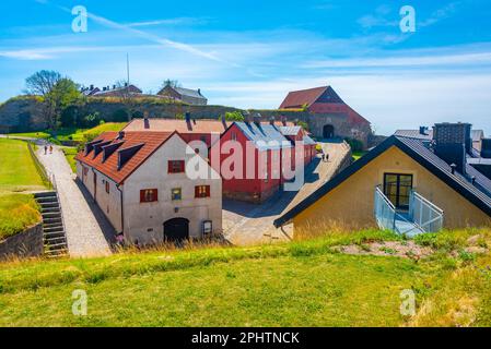 Maisons colorées dans la forteresse de la ville suédoise de Varberg. Banque D'Images