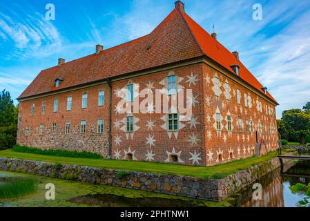 Vue sur le château de Krapperup au coucher du soleil en Suède. Banque D'Images