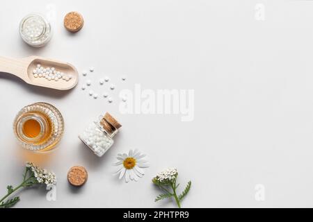 Médicaments homéopathiques et plantes médicinales sur fond clair, espace de copie, platte. Banque D'Images