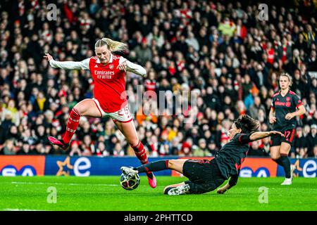 Stina Blackstenius (25) d'Arsenal et de Saki Kumagai (3) du Bayern photographié lors d'un match de football féminin entre Arsenal et Bayern Munchen dans le quart de finale de la Ligue des champions de la saison 2022 - 2023 , le mercredi 29 mars 2023 à Londres , Angleterre . PHOTO SPORTPIX | Stijn Audooren Banque D'Images