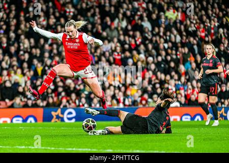 Stina Blackstenius (25) d'Arsenal et de Saki Kumagai (3) du Bayern photographié lors d'un match de football féminin entre Arsenal et Bayern Munchen dans le quart de finale de la Ligue des champions de la saison 2022 - 2023 , le mercredi 29 mars 2023 à Londres , Angleterre . PHOTO SPORTPIX | Stijn Audooren Banque D'Images