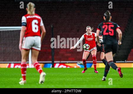 Stina Blackstenius (25) d'Arsenal photographié lors d'un match de football féminin entre Arsenal et Bayern Munchen dans le quart de finale de la Ligue des Champions de la saison 2022 - 2023 , le mercredi 29 mars 2023 à Londres , Angleterre . PHOTO SPORTPIX | Stijn Audooren Banque D'Images