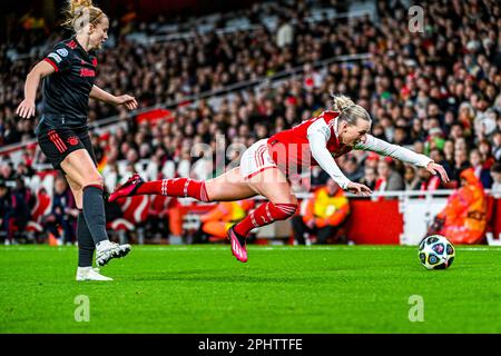 Glodis Viggospottir (4) de Bayern et Stina Blackstenius (25) d'Arsenal photographié lors d'un match de football féminin entre Arsenal et Bayern Munchen dans le quart de finale de la Ligue des champions de la saison 2022 - 2023 , le mercredi 29 mars 2023 à Londres , Angleterre . PHOTO SPORTPIX | Stijn Audooren Banque D'Images