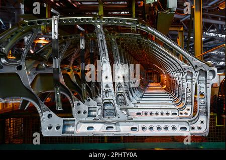 Pièces de carcasse de voiture de tourisme sur le convoyeur d'assemblage à l'usine Banque D'Images