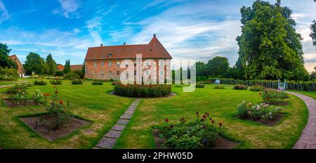 Vue sur le château de Krapperup au coucher du soleil en Suède. Banque D'Images