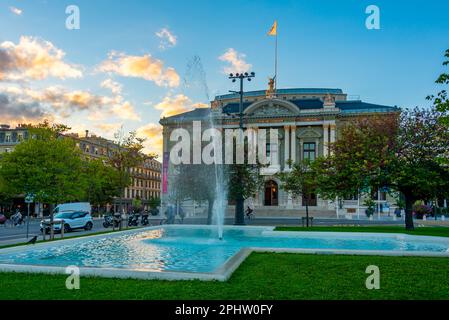 Coucher de soleil du Grand Théâtre à genève, Suisse. Banque D'Images