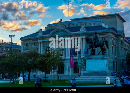 Coucher de soleil du Grand Théâtre à genève, Suisse. Banque D'Images