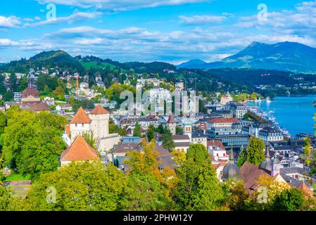 Front de mer du lac de Lucerne avec une église à Lucerne, Suisse. Banque D'Images