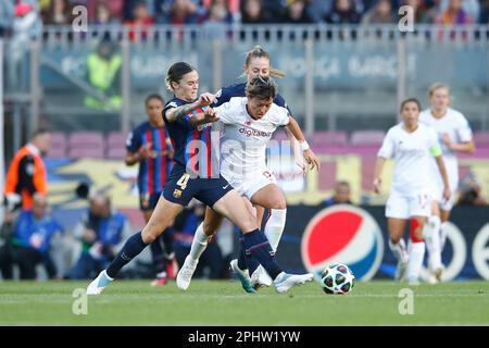 Barcelone, Espagne. 29th mars 2023. (G-D) Maria Pilar Leon (Barcelone), Valentina Giacinti (Roma) football : UEFA Women's Champions League quart de fianls 2nd jambes match entre le FC Barcelon 5-1 AS Roma au Camp Nou à Barcelone, Espagne . Crédit: Mutsu Kawamori/AFLO/Alay Live News Banque D'Images