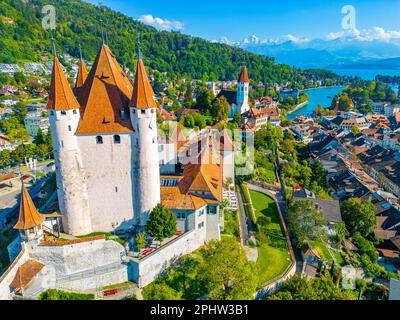 Vue panoramique sur le château de Thun dans la ville suisse de Thun. Banque D'Images