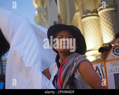 Pérou, 29/03/2023, une femme indigène agitant un drapeau blanc lorsque des dizaines protestent devant la municipalité du district de Miraflores, à Lima, pour la fermeture récente du lieu de mémoire, Tolérance et inclusion sociale (LUM) quelques heures avant que le lieu ne soit utilisé par Amnesty International pour présenter son rapport annuel, qui décrit la situation des droits de l'homme au Pérou comme « acceptable ». Le lieu de la mémoire est un musée, géré par le Ministère de la Culture du Pérou, dédié à la mémoire des victimes du conflit interne péruvien des 1980s et 1990s. Banque D'Images