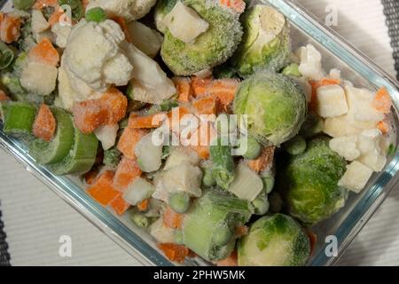 Légumes mélangés congelés pour un stockage à long terme. Congélation profonde des légumes. Décongélation des aliments surgelés légumes de fond Banque D'Images