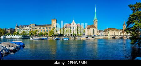 Vue panoramique sur le centre historique de Zurich avec la célèbre église Fraumünster et le fleuve Limmat par une journée ensoleillée, la Suisse. Banque D'Images