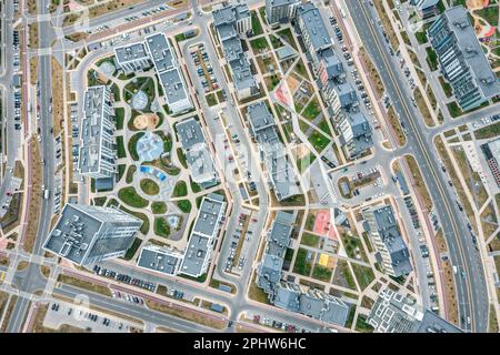 maisons d'appartements dans un quartier résidentiel avec des terrains de jeux dans la cour. vue de dessus de l'antenne. Banque D'Images