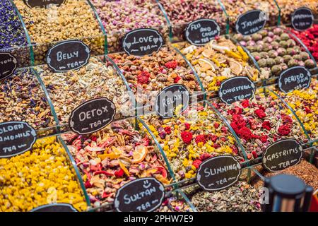 Comptoir de marché avec différents types de thé, herbes, plantes, et fleurs séchées Banque D'Images