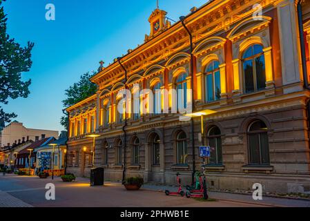 Vue sur le coucher du soleil des maisons historiques le long de la rivière aura à Turku, Finlande. Banque D'Images