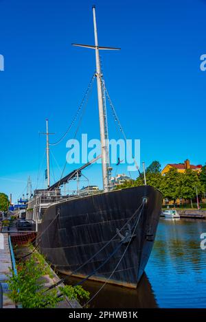 Bateaux amarrés le long de la rivière aura à Turku, en Finlande. Banque D'Images