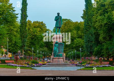 Statue de JL Runeberg, poète national finlandais, sur l'avenue du parc Esplanadi à Helsinki, en Finlande. Banque D'Images