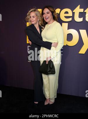 New York, NY, 29 mars 2023 Ali Wentworth et Mariska Hargitay participant à la première de New York « Pretty Baby: Brooke Shields » à l'Alice Tully Hall on 29 mars 2023 à New York, NY ©Steven Bergman/AFF-USA.COM Banque D'Images