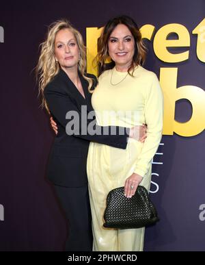 New York, NY, 29 mars 2023 Ali Wentworth et Mariska Hargitay participant à la première de New York « Pretty Baby: Brooke Shields » à l'Alice Tully Hall on 29 mars 2023 à New York, NY ©Steven Bergman/AFF-USA.COM Banque D'Images