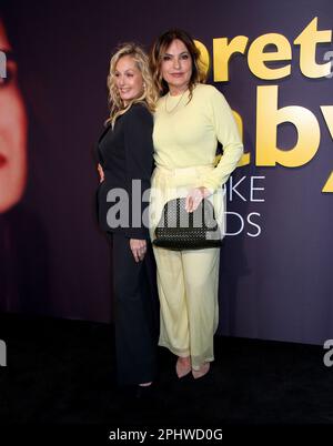 New York, NY, 29 mars 2023 Ali Wentworth et Mariska Hargitay participant à la première de New York « Pretty Baby: Brooke Shields » à l'Alice Tully Hall on 29 mars 2023 à New York, NY ©Steven Bergman/AFF-USA.COM Banque D'Images