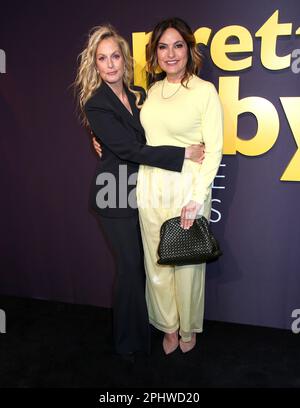 New York, NY, 29 mars 2023 Ali Wentworth et Mariska Hargitay participant à la première de New York « Pretty Baby: Brooke Shields » à l'Alice Tully Hall on 29 mars 2023 à New York, NY ©Steven Bergman/AFF-USA.COM Banque D'Images