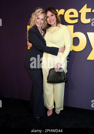 New York, NY, 29 mars 2023 Ali Wentworth et Mariska Hargitay participant à la première de New York « Pretty Baby: Brooke Shields » à l'Alice Tully Hall on 29 mars 2023 à New York, NY ©Steven Bergman/AFF-USA.COM Banque D'Images