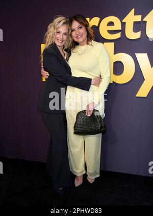 New York, NY, 29 mars 2023 Ali Wentworth et Mariska Hargitay participant à la première de New York « Pretty Baby: Brooke Shields » à l'Alice Tully Hall on 29 mars 2023 à New York, NY ©Steven Bergman/AFF-USA.COM Banque D'Images