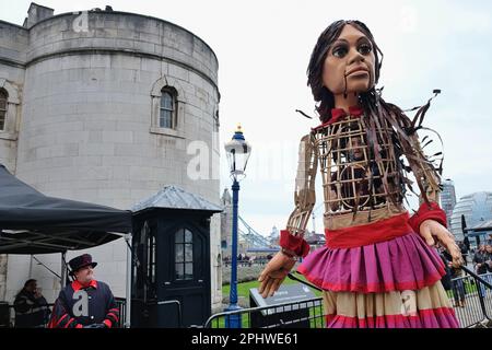 Londres, Royaume-Uni. 29th mars 2023. Little Amal, marionnette de 12 mètres d'une jeune fille réfugiée syrienne, explore la Tour de Londres. Elle a été créée en collaboration avec la Handspring Puppet Company, pour sensibiliser les enfants déplacés dans le monde entier, et fait un retour dans la capitale, après la dévastation des récents tremblements de terre en Syrie et au Turkiye. Crédit : onzième heure Photographie/Alamy Live News Banque D'Images