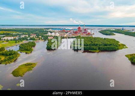 Vue panoramique d'un moulin à papier dans la ville finlandaise d'Oulu. Banque D'Images