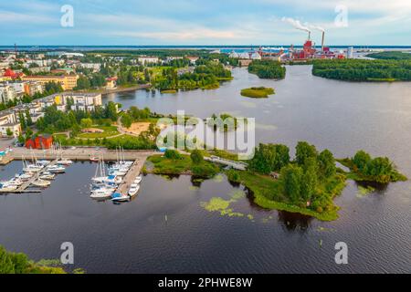 Vue panoramique d'un moulin à papier dans la ville finlandaise d'Oulu. Banque D'Images