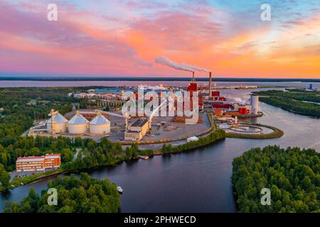 Vue panoramique d'un moulin à papier dans la ville finlandaise d'Oulu. Banque D'Images