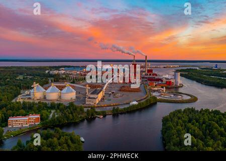 Vue panoramique d'un moulin à papier dans la ville finlandaise d'Oulu. Banque D'Images