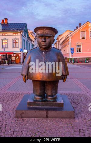 Sculpture de Toripolliisi patsas dans la ville finlandaise d'Oulu. Banque D'Images