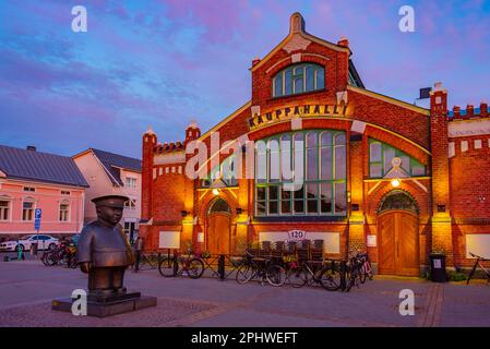 Kauppahalli - marché d'Oulu en Finlande au coucher du soleil. Banque D'Images