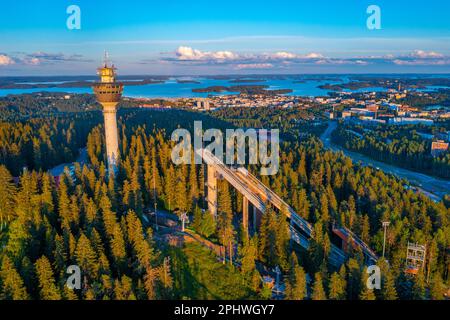 Tour de Puijo et complexe sportif de saut à ski dans la ville finlandaise de Kuopio. Banque D'Images