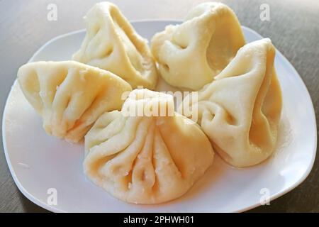 Libre de la célèbre soupe Georgienne appelé Khinkali boulettes sur une plaque blanche Banque D'Images