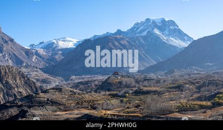 La magnifique vallée de Muktinath est entourée par les sommets enneigés. Banque D'Images