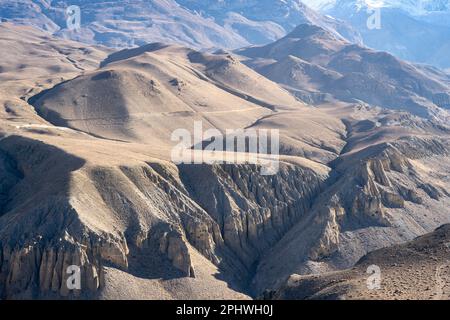 Les grottes du ciel de la région de Mustang au Népal dans les déserts arides. Banque D'Images